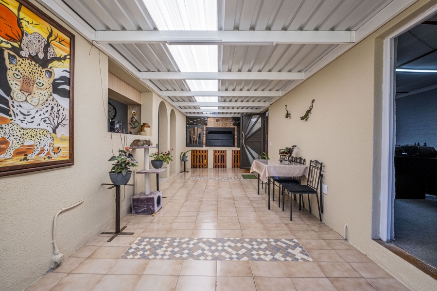 5 Bedroom Property for Sale in Protea Heights Western Cape